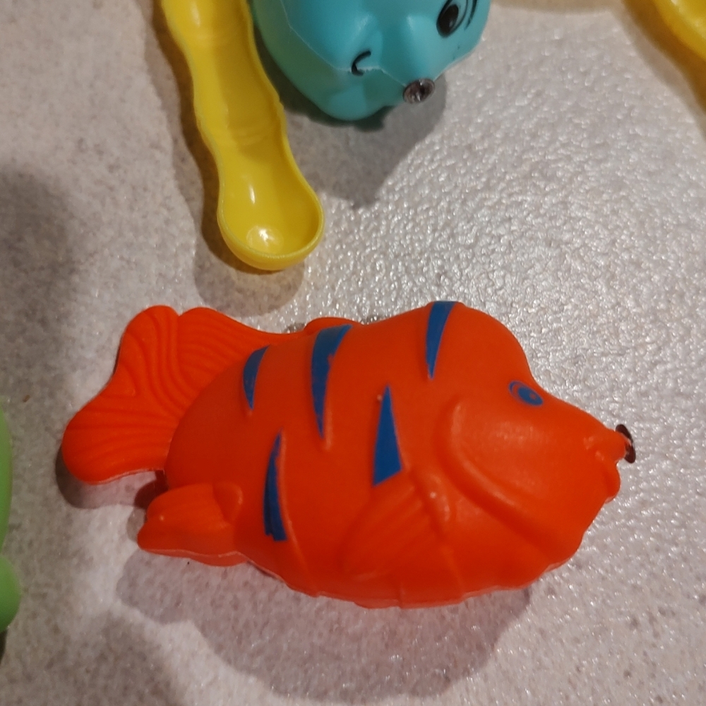 Lot of preschool toys includes 5 magnetic fish and two yellow nets. No rod - Picture 5 of 10